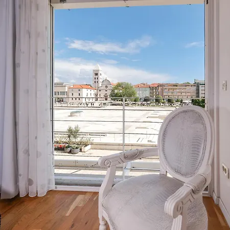 Tinel Superior Πανσιόν Ζαντάρ